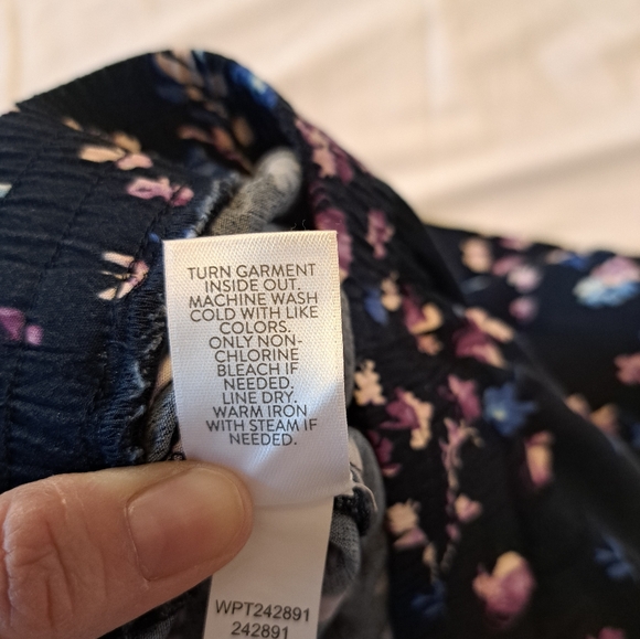 J. Jill Navy Silky‎ Soft Full Leg Floral Crop Pant XS Resortwear Relaxed Comfort - Picture 7 of 8